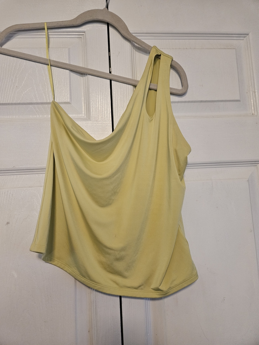 Express One-Shoulder Draped Tank Top in Pale Yellow